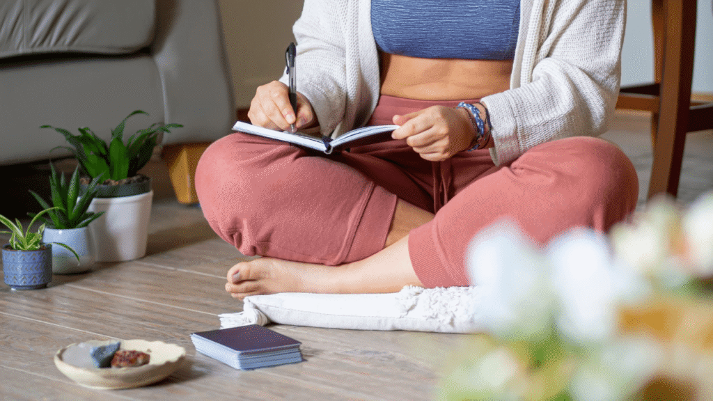 La Meditacion y Relajacion: Claves Para un Día Perfecto 4 mujer escribiendo en un cuaderno sus manifestaciones