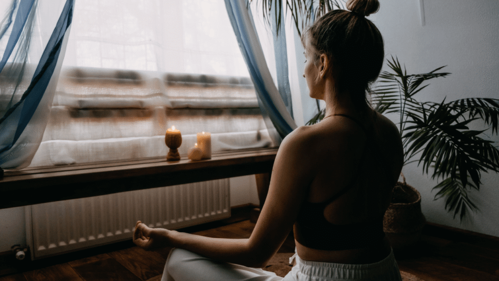 La Meditacion y Relajacion: Claves Para un Día Perfecto 6 mujer meditando en su casa
