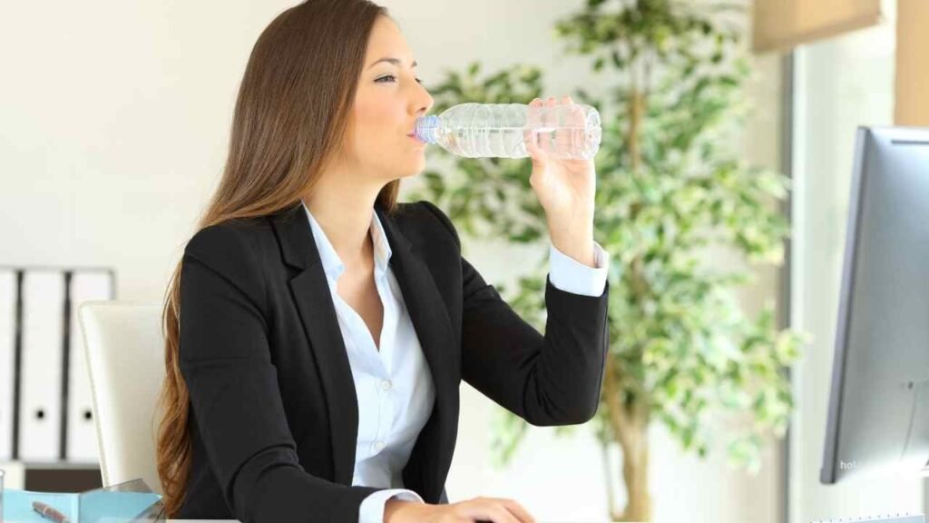 Cómo Prevenir Enfermedades Laborales: Bienestar Laboral y Salud 4 hidratacion en la oficina