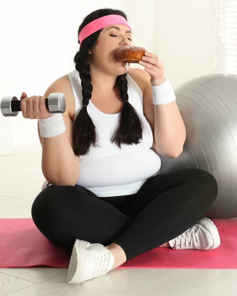 Asesoría Nutricional Online 7 mujer comiendo dona mientras hace ejercicio